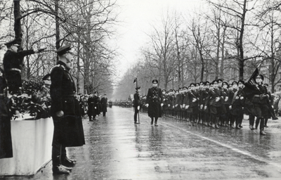 97500 Afbeelding van de parade van de W.A., S.S. en de Nationale Jeugdstorm voor de leider van de N.S.B., ir. A.A. ...